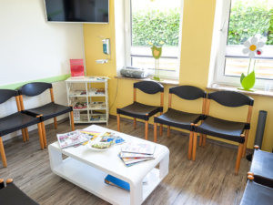 hausarzt-chirurg-schwabstedt-wacker-wartezimmer
